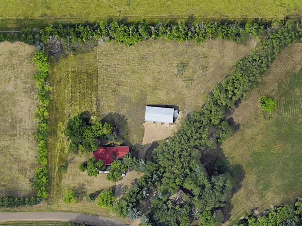 Aerial view of The Paw Valley's fenced acreage and buildings